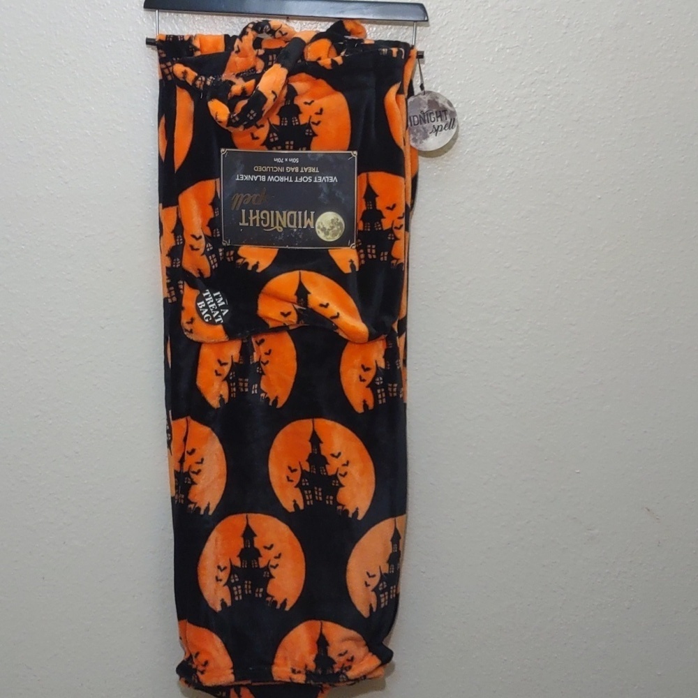 NWT MIDNIGHT SPELL Haunted house Velvet Soft Throw Treat Bag Included 50X70in